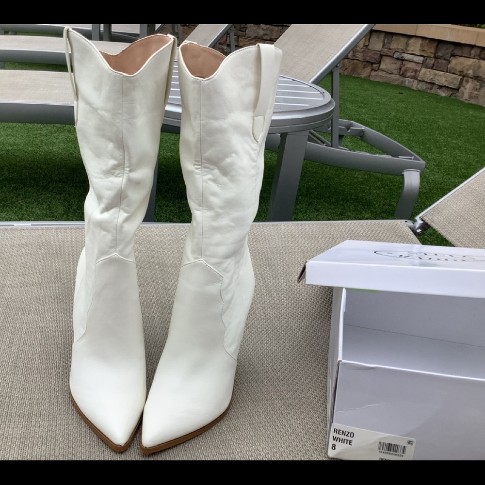 Steve Madden white boots.Wester style cowgirl boots.